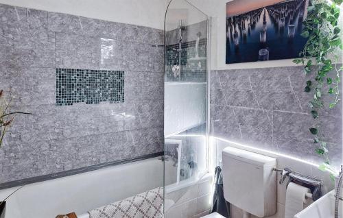 Un baño de Stunning Apartment In Molfsee With Wifi