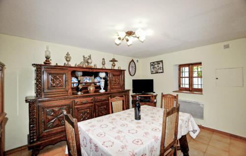 Televisyen dan/atau pusat hiburan di Awesome Home In Mazamet