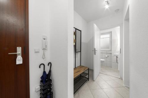 a hallway with a bathroom with a toilet and a mirror at VlNFUL2 Premium-Apartment mit Balkon und Parkplatz in Mülheim an der Ruhr