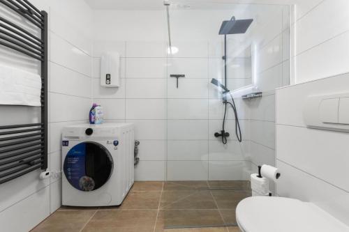 a bathroom with a washing machine and a toilet at VlNFUL2 Premium-Apartment mit Balkon und Parkplatz in Mülheim an der Ruhr