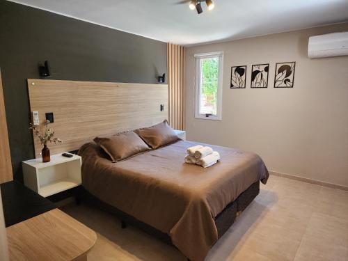 une chambre avec un grand lit et une fenêtre dans l'établissement Emilio Jofre IV - Céntrico, amplio y luminoso, à Villa Marini