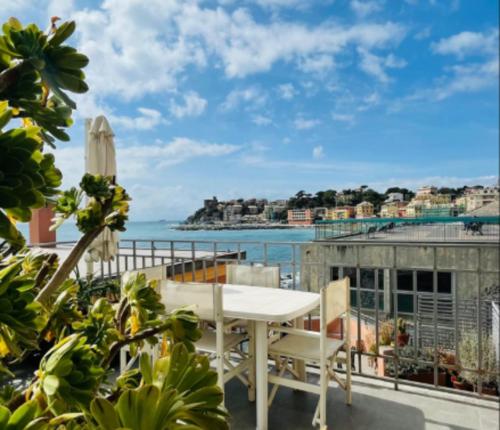 a balcony with a table and chairs and the ocean at Comodissimo Gaslini e mare in Genova