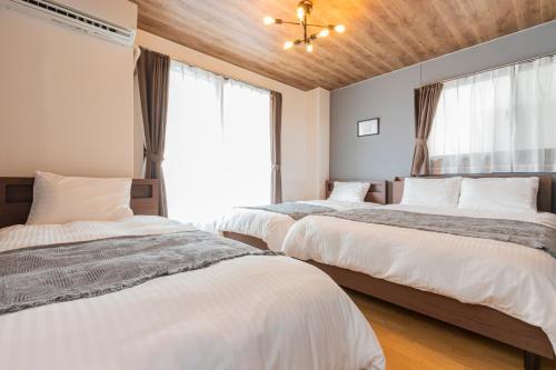 a bedroom with two beds and a window at セントラルフィールド in Tokyo