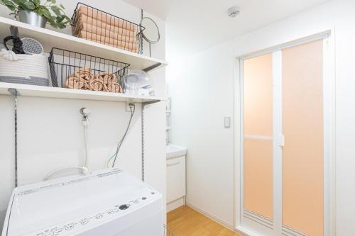 a laundry room with a washer and dryer at セントラルフィールド in Tokyo