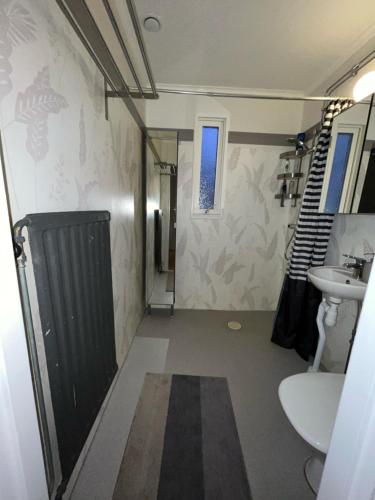 ネッシェーにあるLektornのシャワー、洗面台、トイレ付きのバスルーム