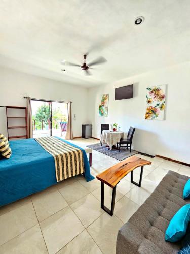 Ένα ή περισσότερα κρεβάτια σε δωμάτιο στο Mayan Majesty Boutique Hotel