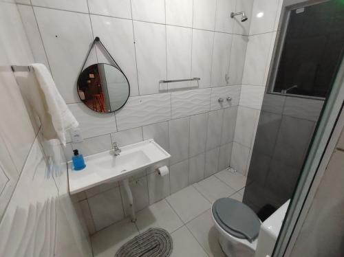 Koupelna v ubytování Cabana rústica a 900m da Praia da Ribanceira