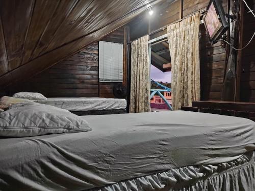 Postel nebo postele na pokoji v ubytování Cabana rústica a 900m da Praia da Ribanceira