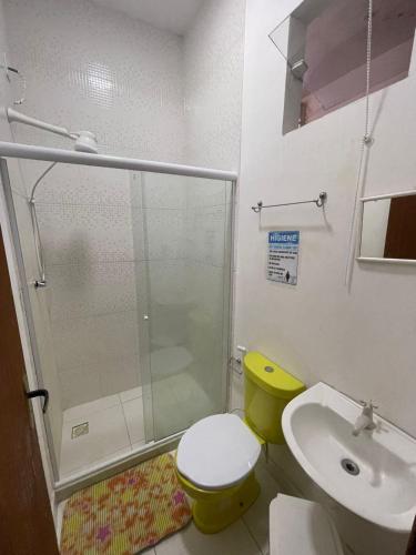 カボ・フリオにあるHospedaria Casa Novaのシャワー、トイレ、洗面台を備えたバスルーム