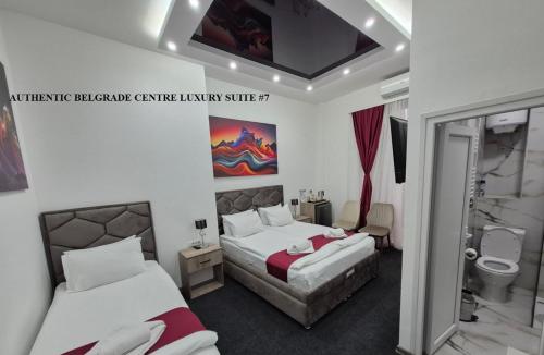 Authentic Belgrade Centre - New Year 2026 - Suites and large Apartments for Groups - Up to 63 Guests in one Building في بلغراد: غرفة فندقية بسريرين وحمام