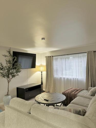 ein Wohnzimmer mit zwei Sofas und einem Tisch in der Unterkunft Beautiful 2 BDRM Ocean Inspired Oasis in Youngstown