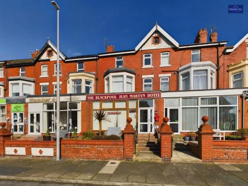 ブラックプールにあるPinnacle Hotel and Suites Formerly Jean Martyn Hotel Blackpoolの赤レンガ造りの建物で、生ハムキッチンホテルの看板が書かれています。