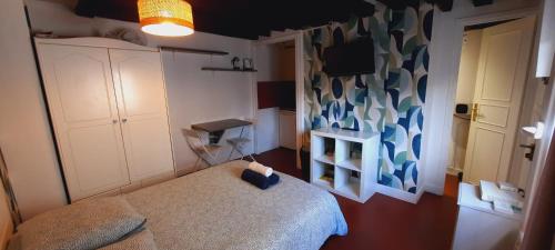 - une chambre avec un lit doté d'un rideau bleu et vert dans l'établissement Emplacement idéal les Halles, à Paris