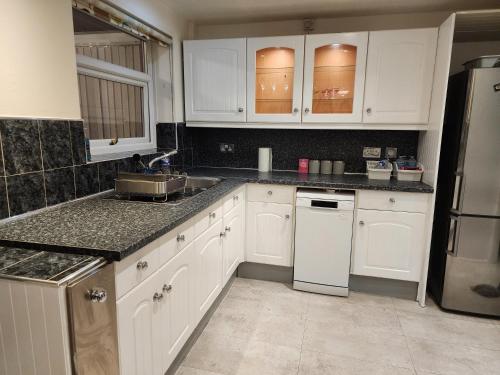 Η κουζίνα ή μικρή κουζίνα στο Temade Homes -2 Bed Graceful Holiday Home -Free Parking