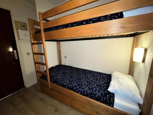 une chambre avec deux lits superposés dans une pièce dans l'établissement Résidence Carlines I - Studio 4 personnes au pied des pistes aux Ménuires MAE-5694, aux Menuires