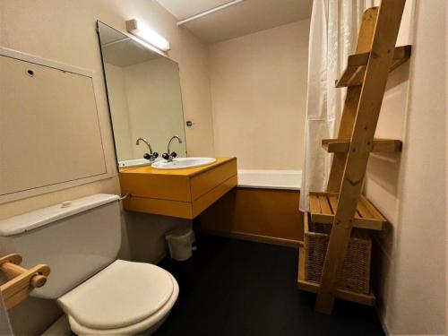 une salle de bain avec des toilettes blanches et un lavabo dans l'établissement Résidence Carlines I - Studio 4 personnes au pied des pistes aux Ménuires MAE-5694, aux Menuires