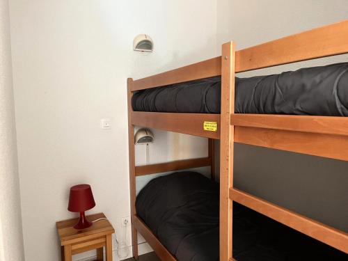 - deux lits superposés dans une chambre avec une lampe dans l'établissement Résidence Balcons Du Soleil 1 - T2/6pers BALCONS DU SOLEIL 23-Peyresourde MAE-9434, à Germ
