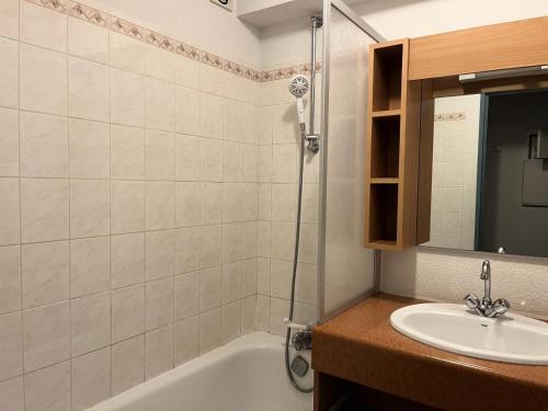 une salle de bain avec un lavabo et une baignoire dans l'établissement Résidence Balcons Du Soleil 1 - T2/6pers BALCONS DU SOLEIL 23-Peyresourde MAE-9434, à Germ