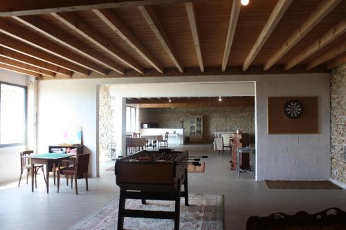 un salon avec une table et quelques chaises dans l'établissement Les Chambres d'Emma, à Le Liège