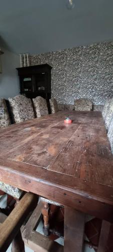 d'une table en bois avec une bougie. dans l'établissement La Ferme de Tréfumel, à Tréfumel
