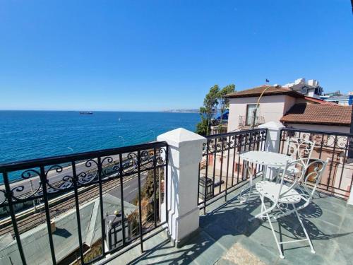 a balcony with a view of the ocean at Hotel Boutique Domus Mare in Viña del Mar