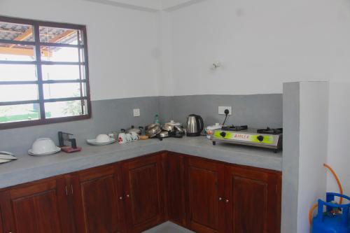 Una cocina o cocineta en Shehara Sun Surf Lodge