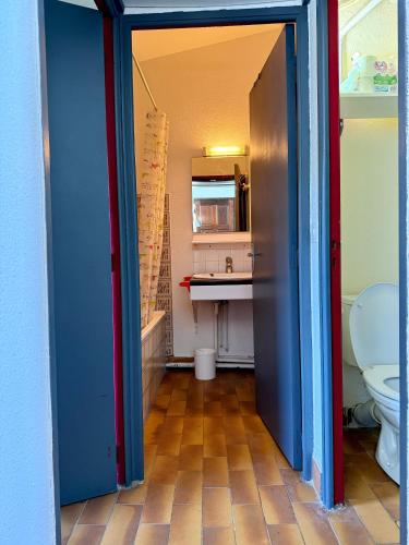 une salle de bain avec toilettes et lavabo dans l'établissement Maisonnette vue mer résidence vacances Porticcio, à Grosseto-Prugna