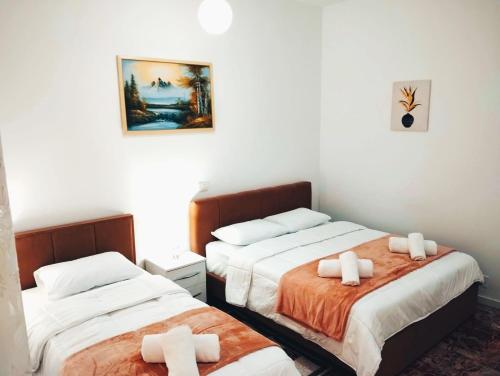 Una cama o camas en una habitación de Sazan Apartment