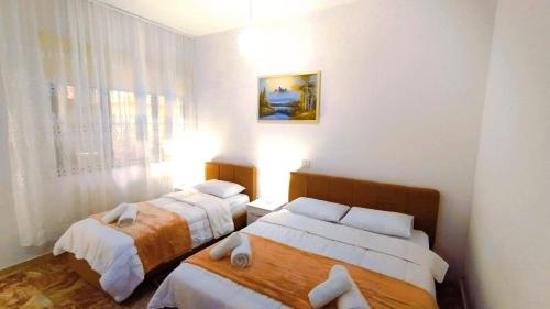 Una cama o camas en una habitación de Sazan Apartment