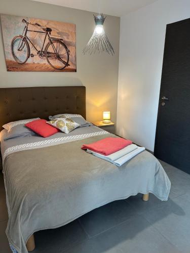 - une chambre avec un lit et un vélo sur le mur dans l'établissement A la belle quatrième étoile, à Annecy