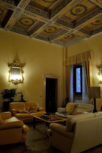 a living room with a coffered ceiling and couches at Palazzo Bonfranceschi in Belforte del Chienti