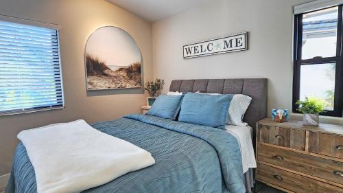 een slaapkamer met een bed, een ladekast en een spiegel bij Ocean Views Beach House - 40 PCT Off Monthly in San Clemente