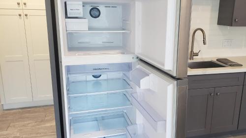 een lege koelkast met de deur open in een keuken bij Ocean Views Beach House - 40 PCT Off Monthly in San Clemente