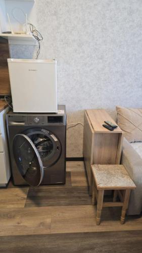 - un lave-linge et un ordinateur portable dans le salon dans l'établissement Apartment in Gudauri at Hotel Qumli, à Goudaouri