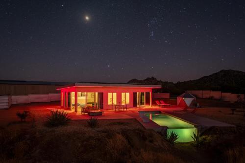 Φωτογραφία από το άλμπουμ του Infinity & Beyond By The Cohost Company σε Pioneertown