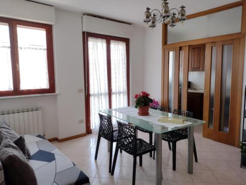 una sala da pranzo con un tavolo e alcune sedie di Da Lellina ad Arezzo