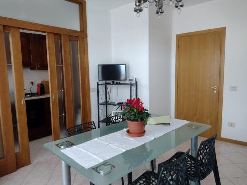 un tavolo con una pianta in vaso sopra in una stanza di Da Lellina ad Arezzo