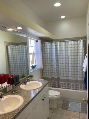 a bathroom with two sinks and a toilet at Gorgeous condo with pool view in walking distance to Siesta Key Beaches in Sarasota