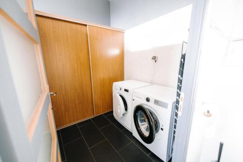 a laundry room with a washer and dryer at Le LOFT de la Route des Vins in Guebwiller