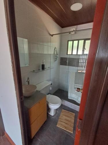 a bathroom with a toilet and a sink at Cabañas Santa Teresa de las Flores in Sogamoso