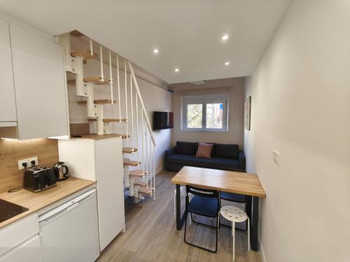 シエラネバダにあるSierra Nevada - Edificio Américaの小さなキッチン、ダイニングルーム(テーブル付)