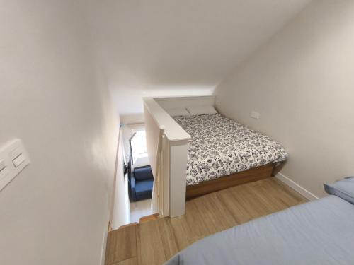 シエラネバダにあるSierra Nevada - Edificio Américaのベッドと小さな階段のある小さな寝室