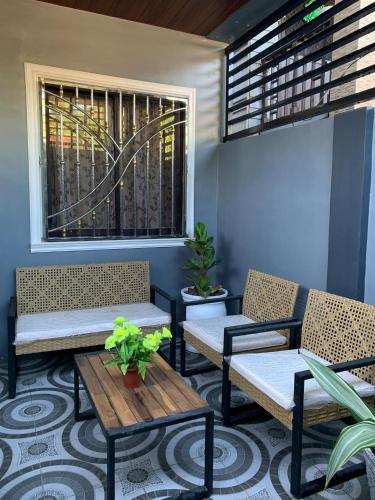 Posezení v ubytování Luxury Vacation House Oceanfront in Lila, Bohol