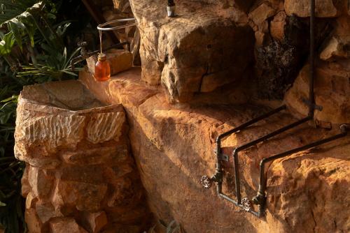 a stone wall with a stone oven in a yard at REFUGIO LA ROCA in Los Santos