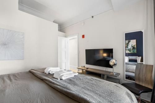 Μια τηλεόραση ή/και κέντρο ψυχαγωγίας στο Furnished Apartment in Downtown