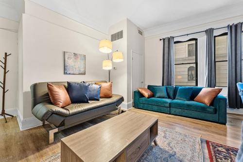 Χώρος καθιστικού στο Furnished Apartment in Downtown