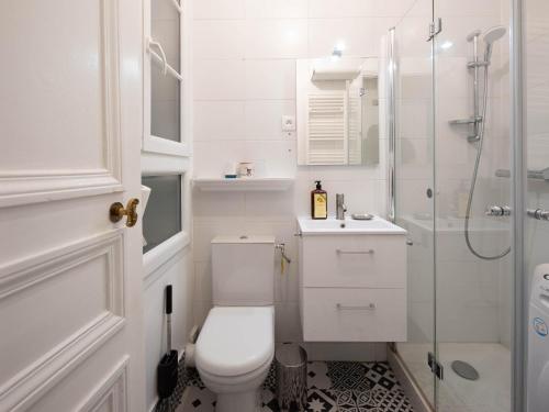 une salle de bain blanche avec toilettes et douche dans l'établissement Flat 31m2 near Pompidou Center, Marais, les Halles, mobility lease only, à Paris