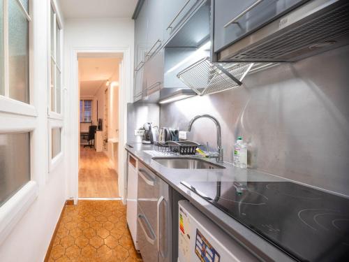 une cuisine avec un évier et un plan de travail dans l'établissement Flat 31m2 near Pompidou Center, Marais, les Halles, mobility lease only, à Paris