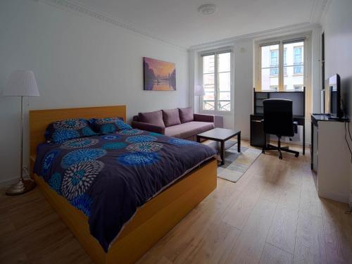 une chambre avec un lit et un salon dans l'établissement Flat 31m2 near Pompidou Center, Marais, les Halles, mobility lease only, à Paris