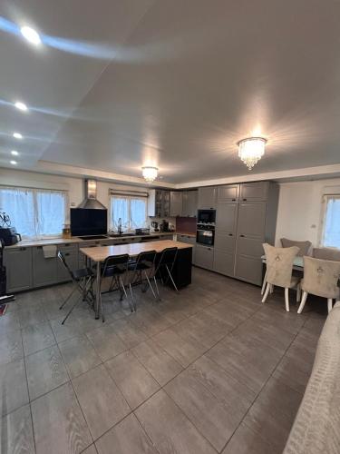 Dapur atau dapur kecil di Maison Cosy, élegence et espace réunis entre CDG & PARIS